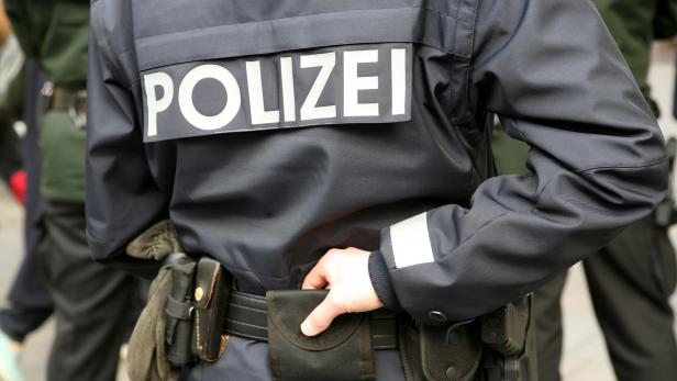 Gefährliche Drohung auf offener Straße: Polizei nimmt zwei Männer fest