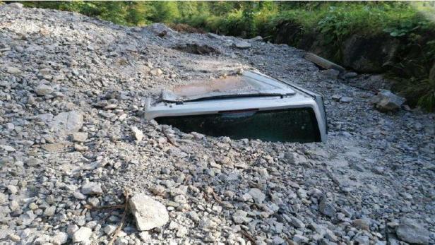 ++ HANDOUT ++ STEIERMARK: UNWETTER - GERÖLLLAWINE IN DER OBERSTEIERMARK VERSCHÜTTETE AUTO