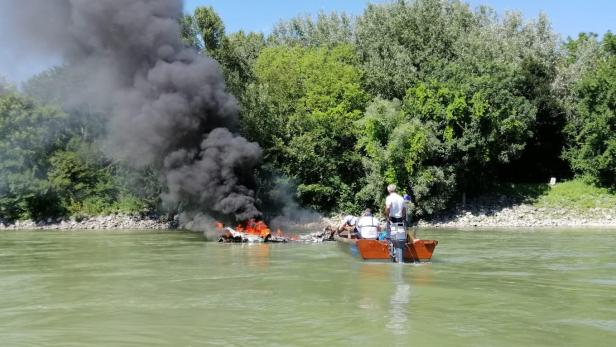 Sportboot geriet in Brand: zwei Personen mussten sich retten