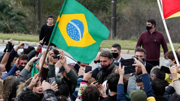 Nach Corona: Bolsonaro sucht Kontakt zu Anhängern und löst Menschenansammlung aus