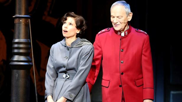 „Guys and Dolls“ an der Wiener Volksoper: Julia Koci und Sándor Németh wollen die Spieler bekehren.