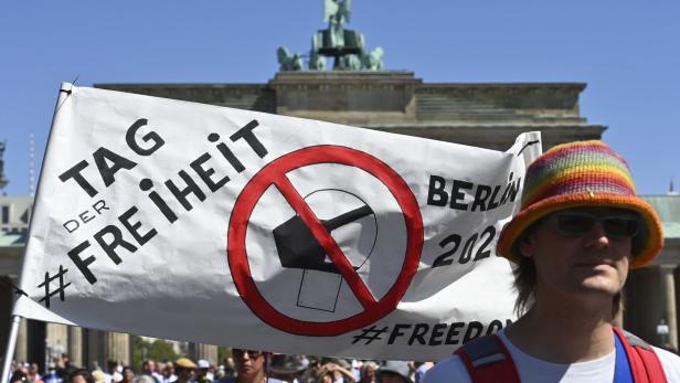 Tausende bei Demo gegen Corona-Auflagen in Berlin