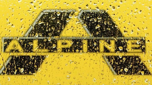 Das Alpine-Logo ist mit Regentropfen bedeckt.
