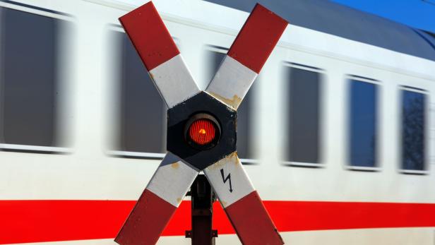 Autolenker krachte auf Bahnübergang gegen Zug