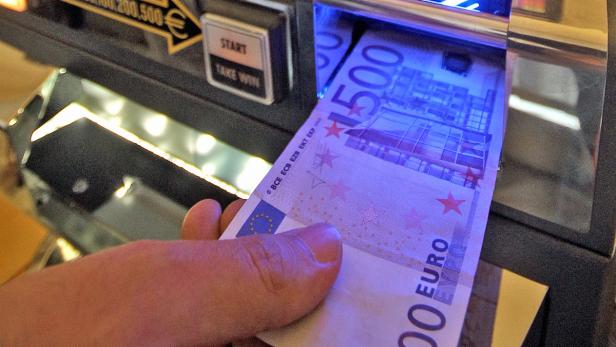 Bis zu 10.000 Spielautomaten stehen in Österreich – nun wird über ein bundesweites Verbot diskutiert.