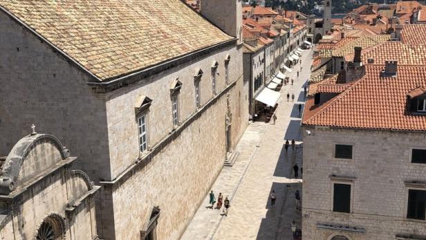 Auf der Flaniermeile Stradun in Dubrovnik, drängen sich normalerweise die Touristen. 2020 geht es überaus entspannt zu.