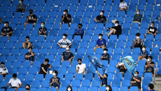 Abstand halten! Südkoreas Fußballfans zeigen vor, wie es geht