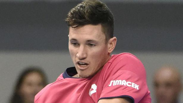 Ein Tennisspieler in einem pinkfarbenen Trikot mit dem Aufdruck „Simacek“.