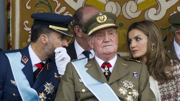 Reichlich Geflüster gibt es über Juan Carlos&#039; Entscheidung, ins Exil zu gehen (im Bild mit König Felipe und Königin Letizia 2012)
