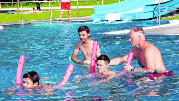 Im Kinderbecken absolvieren Asylsuchende aus Feistritz Schwimmeinheiten