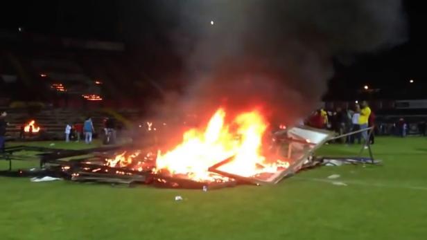 Video: Fans zünden das eigene Stadion an