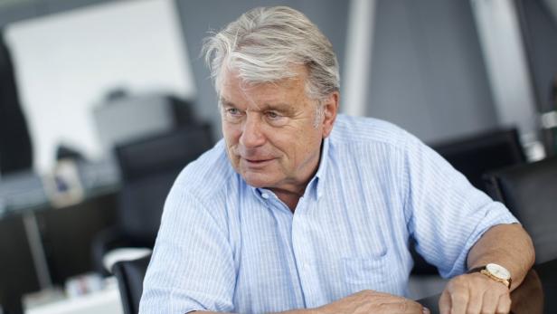 Austrian construction group Strabag CEO Hans Peter Haselsteiner speaks during an interview with Reuters in Vienna July 4, 2012. Strabag, emerging Europe&#039;s biggest construction group, is suffering from relentless price pressure as austerity-focused governments hold back on projects and rivals fight to win contracts at any price, Chief Executive Peter Haselsteiner said. Haselsteiner told Reuters he still considered the company&#039;s full-year profit target to be extremely ambitious, but assumed that the key German market at least would remain strong this year and next. Picture taken July 4, 2012. To match Interview STRABAG/INTERVIEW REUTERS/Lisi Niesner (AUSTRIA - Tags: BUSINESS CONSTRUCTION)