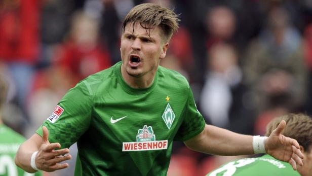 epa03678970 Bremen&#039;s Sebastian Proedl reacts during the German Bundesliga soccer match between Bayer Leverkusen and Werder Bremen at BayArena in Leverkusen, Germany, 27 April 2013. (ATTENTION: EMBARGO CONDITIONS! The DFL permits the further utilisation of up to 15 pictures only (no sequntial pictures or video-similar series of pictures allowed) via the internet and online media during the match (including halftime), taken from inside the stadium and/or prior to the start of the match. The DFL permits the unrestricted transmission of digitised recordings during the match exclusively for internal editorial processing only (e.g. via picture picture databases) EPA/MARIUS BECKER