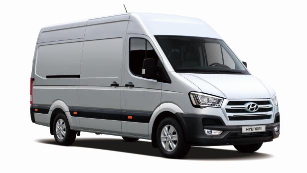 Ein silberner Hyundai Transporter vor einem weißen Hintergrund.