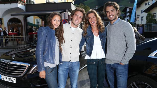 Fiona Swarovski kam in Begleitung ihrer Söhne Nicolas (2.v.li., mit Freundin Alexandra) und Arturo (re.) zur Eröffnung des Filmfestivals Kitzbühel