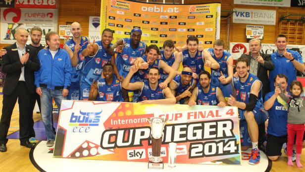 Das Basketballteam Bulls posiert mit dem Pokal nach dem Gewinn des Cup Final 4 im Jahr 2014.