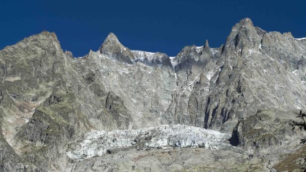 Großes Gletscherstück am italienischen Mont Blanc droht abzubrechen