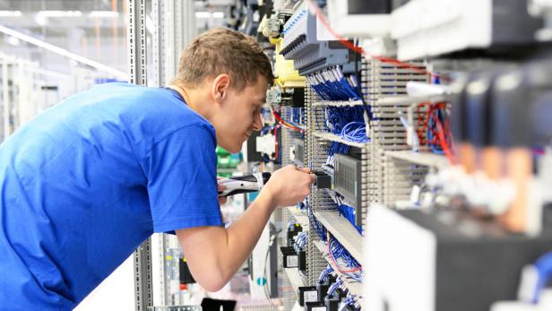 Die österreichischen Industriebetriebe blicken zuversichtlich voran. Zwei von fünf wollen neue Mitarbeiter einstellen.