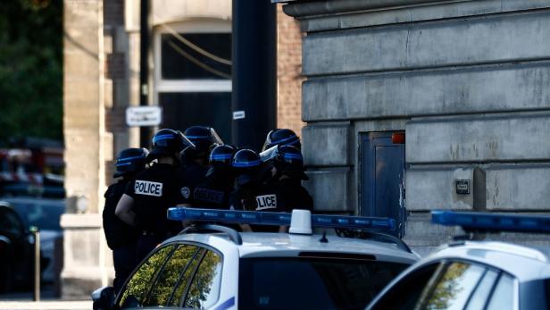 Polizei vor der Bank in Le Havre, in der ein Geiselnehmer mehrere Menschen in seiner Gewalt hatte