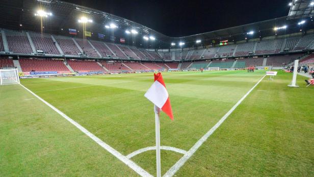 Ein Eckball im Wörthersee Stadion in Klagenfurt.