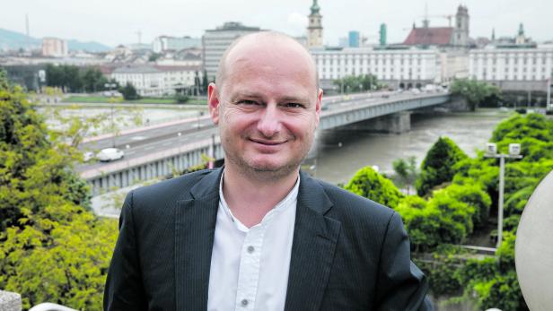 Der Linzer Vizebürgermeister Markus Hein blickt von Rathaus aus auf die Nibelungenbrücke