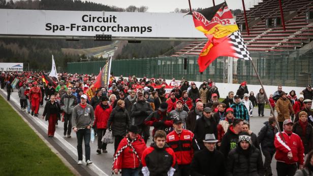 Vier Wochen nach seinem schweren Skiunfall sind Hunderte Fans von Michael Schumacher am Sonntag auf der Formel-1-Rennstrecke in Spa-Francorchamps zu einer besonderen Aktion zusammengekommen.