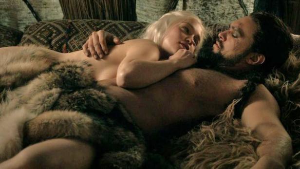 D wie Drogo Anführer der Dothraki ist eine gewisser Drogo, der den Reizen der blonden Daenerys Targaryen vollkommen verfällt und sie zu seiner Frau macht. HBO wählte für diese Rolle Jason Momoa - einen muskulösen Schauspieler, der bereits in Baywatch Erfahrungen im Bauch-einziehen sammeln konnte.