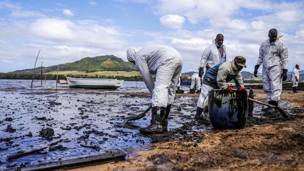 Ölkatastrophe vor Mauritius: Behörden im Wettlauf mit der Zeit
