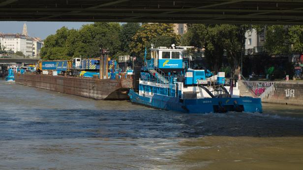 Die Brücke für die Schwimmenden Gärten im Donaukanal ist da