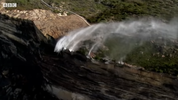 Spektakuläres Video: Wasserfall fließt nach oben