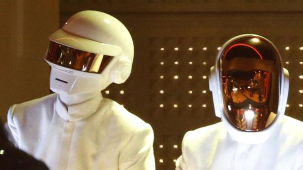 Die beiden Mitglieder des französischen Musikduos Daft Punk mit ihren charakteristischen Helmen.
