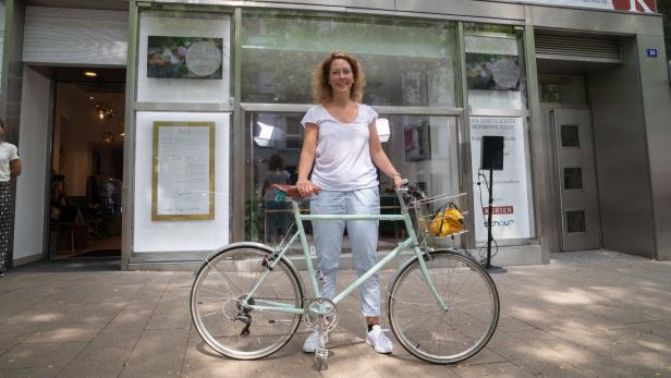 Judith Pühringer kommt mit dem Fahrrad zum Interview.