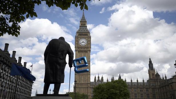 Winston Churchills Statue hängt noch an der EU