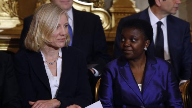 Newly appointed Italian Minister of Sport Josefa Idem (L) and Congo-born Minister for Integration Cecile Kyenge sits after the swearing in ceremony for 21 new ministers at Quirinale palace in Rome, April 28, 2013. Prime Minister Enrico Letta&#039;s new Italian government was sworn in on Sunday with pomp and ceremony at the presidential palace and is expected to face its first confidence vote in parliament on Monday. REUTERS/ Remo Casilli ( ITALY - Tags: POLITICS ELECTIONS)