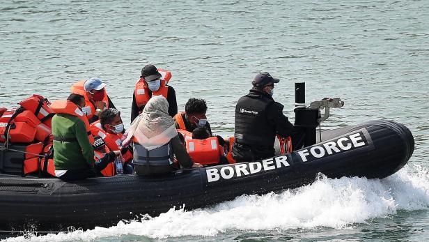 Migranten vor der britischen Küste nahe Dover