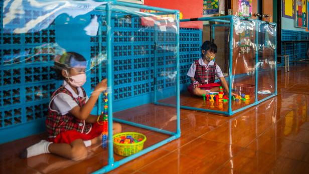 Kinder in abgetrennten Spielbereichen in der &quot;Wat Khlong Toey&quot;-Schule in Bangkok.