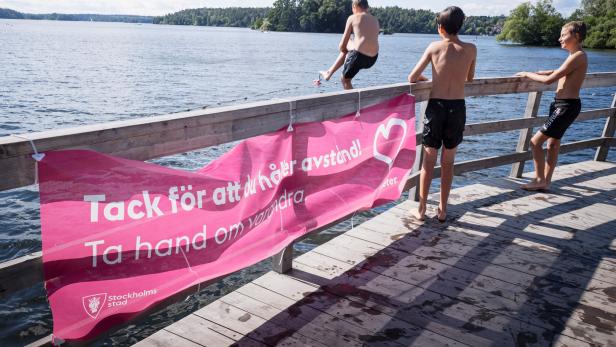 Abstand halten: Daran erinnert dieses Banner - Verbote gab und gibt es in Schweden kaum