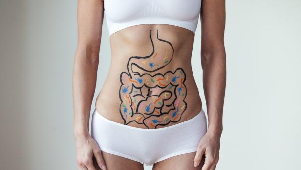 Eine Frau hat ein Symbolbild des Darms auf ihrem Bauch aufgezeichnet.