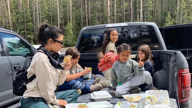 Urlaubsfotos: Kardashians essen von oberösterreichischem Geschirr