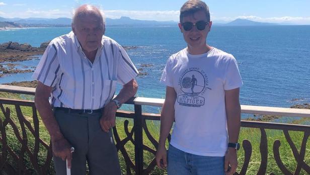 20-Jähriger fährt seinen 93-jährigen Nachbarn durch Europa