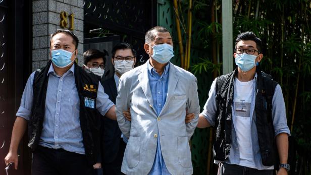 Der Medienmogul Jimmy Lai (Mitte), unter anderem im Besitz der prodemokratischen Zeitung Apple Daily, wurde wegen &quot;Gefährdung der Staatsgewalt&quot; in Hongkong verhaftet. Er wird wahrscheinlich an China ausgeliefert werden.