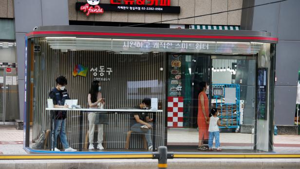 Coronavirus: Bus-Wartehäuschen in Seoul messen Körpertemperatur