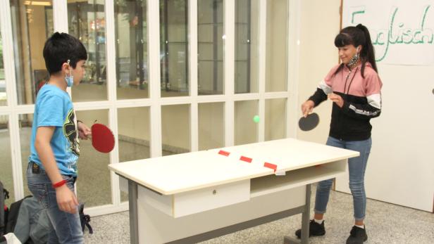 Improvisierte Tischtennis-Tischerln in der Bewegungseinheit zwischen dem Lernen ...