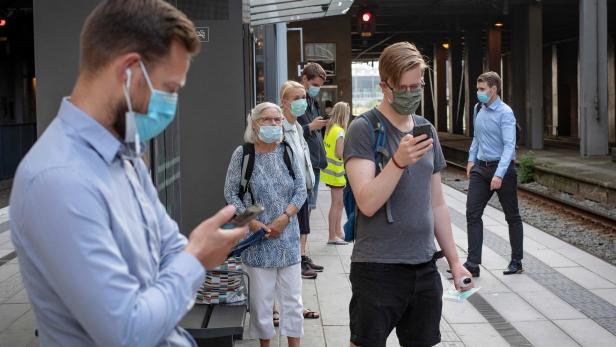 Menschen mit Masken in Dänemark