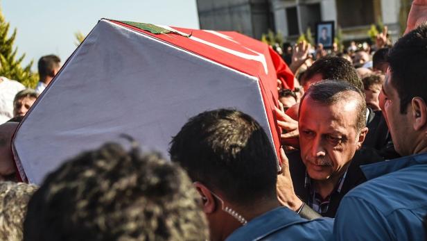 Trauerzeremonie in Istanbul. Erdogan trägt einen Sarg