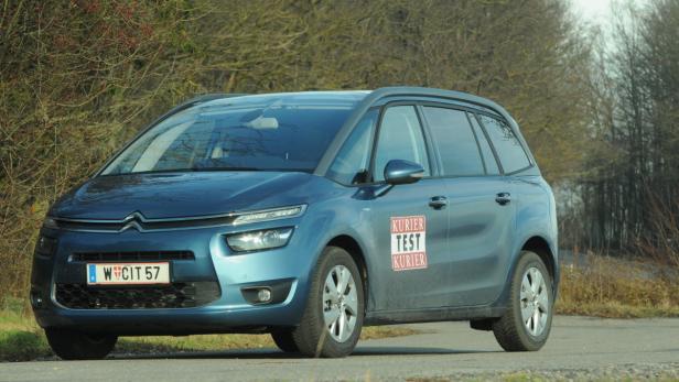Ein blauer Citroën C4 Picasso steht auf einer Straße.