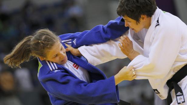 Zwei Judoka kämpfen in einem Judo-Match.