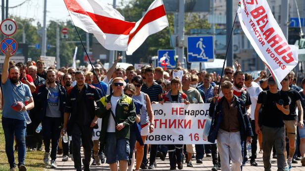 Auf dem Weg zur abendlichen Großdemonstration gegen Diktator Lukaschenko: Demonstranten in Minsk
