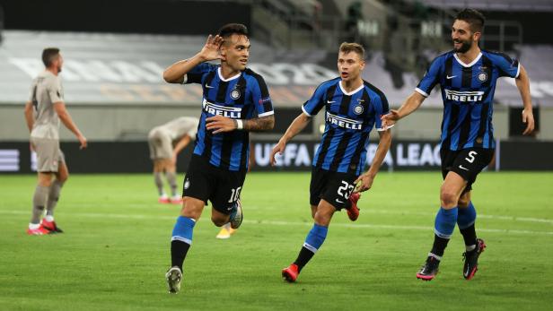 Drei Fußballspieler von Inter Mailand jubeln auf dem Spielfeld.