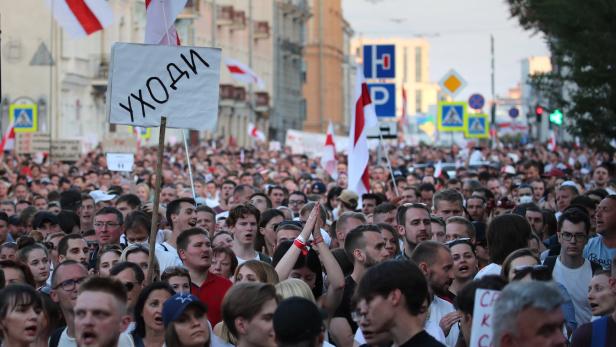&quot;Hau ab&quot; steht auf dem Plakat der Demonstranten in Minsk. Gemeint ist Weißrusslands Diktator Lukaschenko
